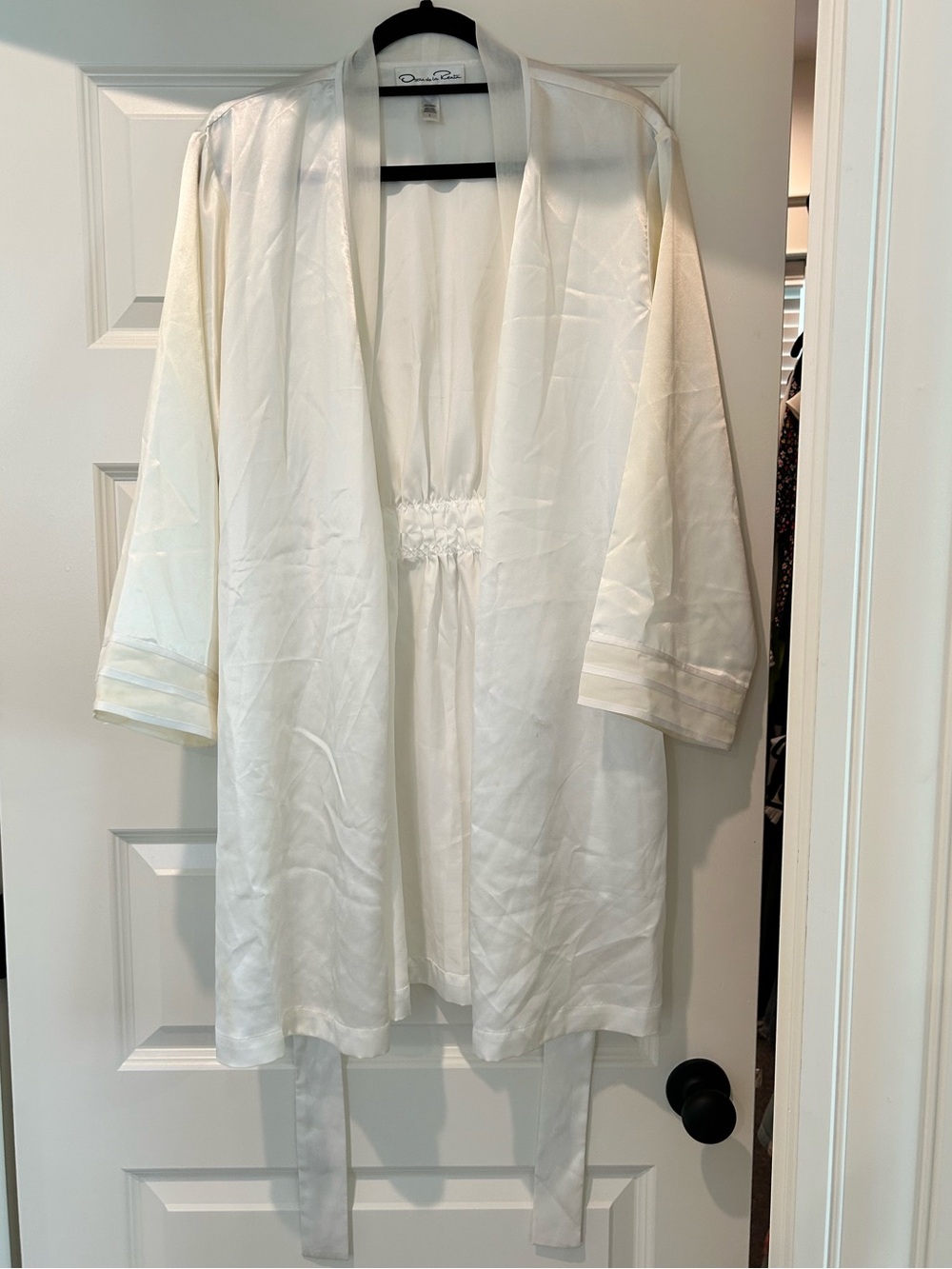 Oscar de la Renta Silky White Women’s Robe